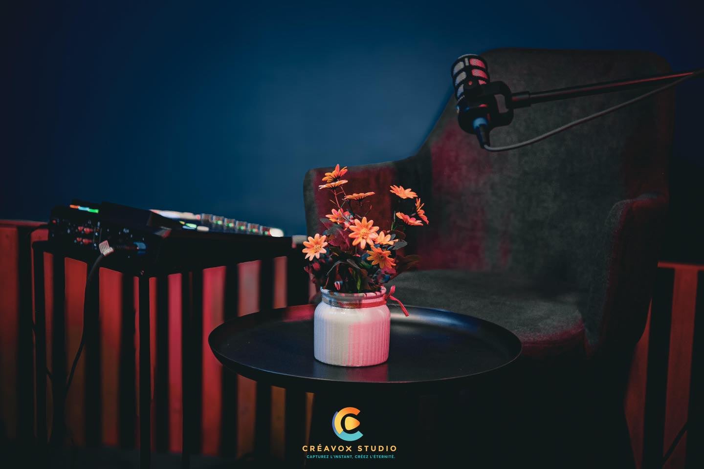 Intérieur du studio d'enregistrement acoustique professionnel Créavox à Cotonou